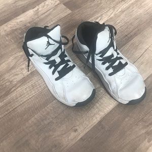 Boys 1y basketball shoes